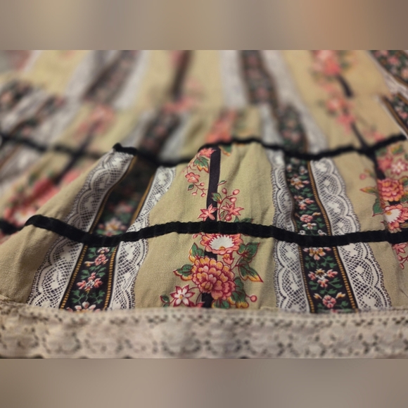 Vintage 70s Handmade Floral Kids Dress w/Velvet Front & Crocheted Applique - Picture 3 of 9